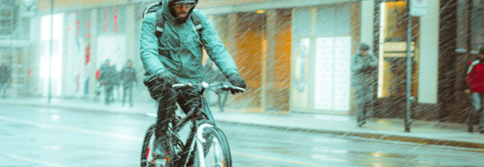 Scopri accessori antipioggia per il ciclismo, inclusi giacche, pantaloni e copriscarpe, su EurekaBike.