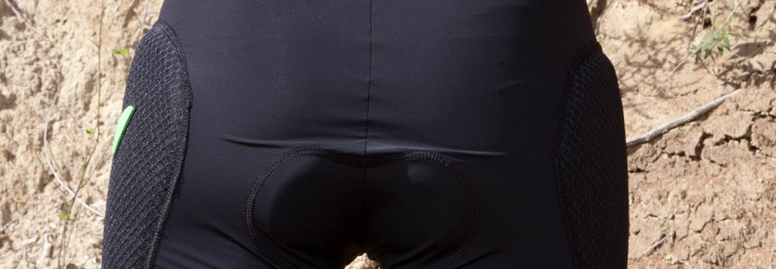 Pantaloncini protettivi da ciclismo con imbottitura su fianchi e coccige per MTB e downhill